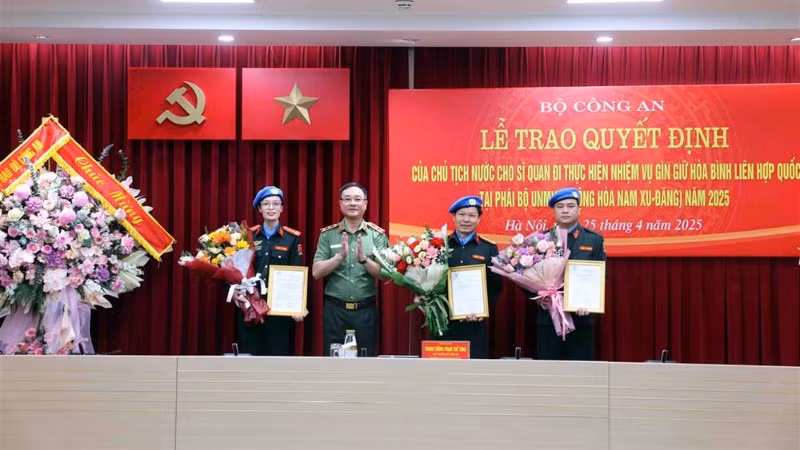 Trao quyết định cho 3 đồng chí trong Tổ công tác số 5.