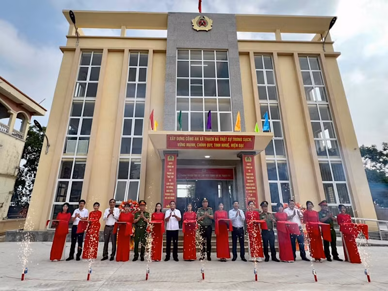 Lễ cắt băng khánh thành trụ sở công an xã Thạch Đà.