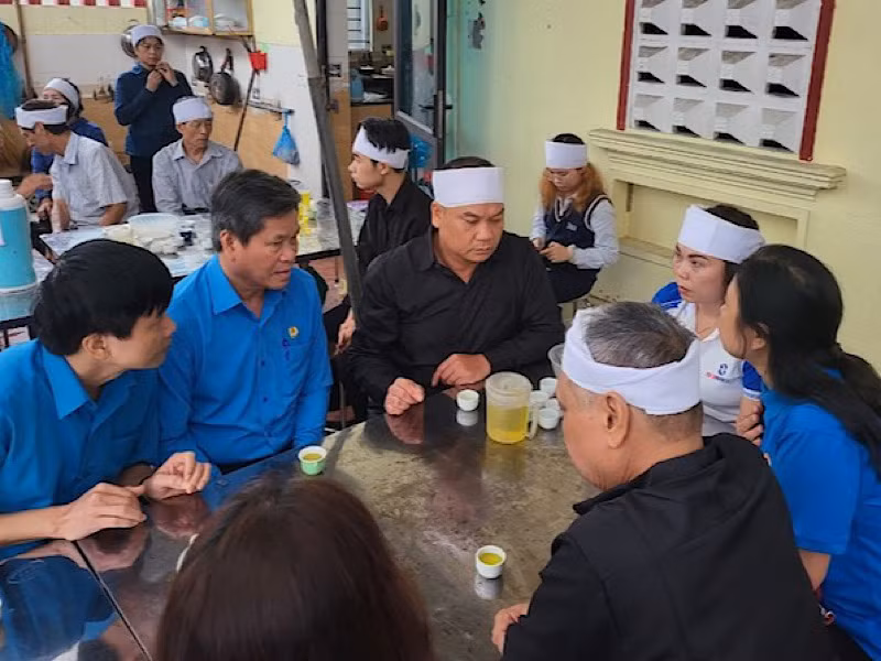 Đồng chí Huỳnh Thanh Xuân (thứ 2 từ trái sang) chia buồn với gia đình đoàn viên Lê Thị Oanh.