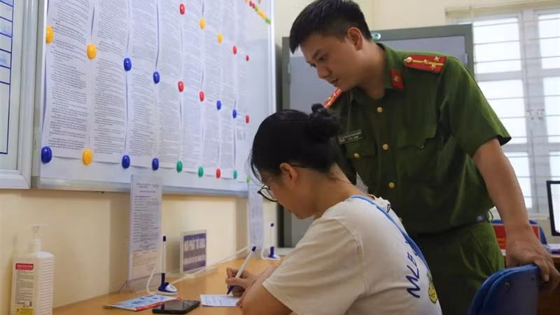 Công an các đơn vị, địa phương khẩn trương tổ chức tập huấn cấp thẻ sát hạch viên, bảo đảm đủ số lượng, phục vụ nhân dân ngay sau khi tiếp nhận.