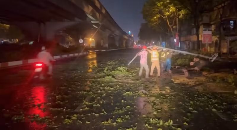 Đội Cảnh sát giao thông số 7 phối hợp các đơn vị chức năng thu dọn hiện trường.