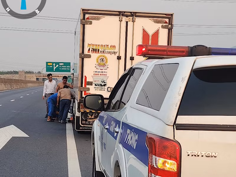 Nhiều phương tiện đã bị nổ lốp do nhiệt độ mặt đường tăng cao.