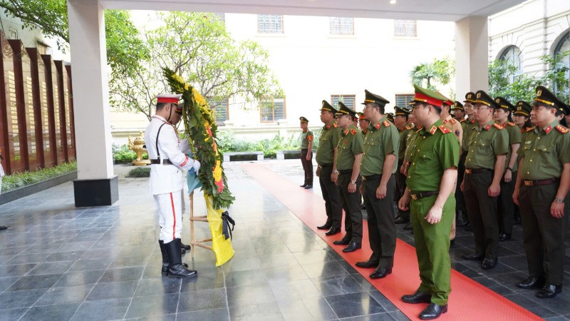 Cán bộ, chiến sĩ Công an Thủ đô xin nguyện suốt đời học tập, noi theo tấm gương của Chủ tịch Hồ Chí Minh vĩ đại, các Anh hùng, liệt sỹ. Cán bộ, chiến sĩ Công an Thủ đô xin nguyện suốt đời học tập, noi theo tấm gương của Chủ tịch Hồ Chí Minh vĩ đại, các Anh hùng, liệt sỹ.