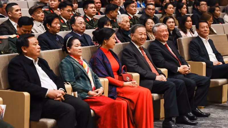 Tổng Bí thư Tô Lâm và các đồng chí lãnh đạo, các đại biểu dự chương trình.