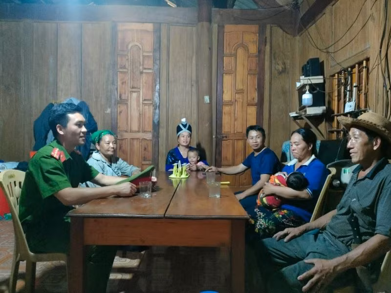 Công an huyện Kỳ Sơn (Nghệ An) xuống từng hộ gia đình tuyên truyền, vận động không mua bán, tàng trữ, sử dụng trái phép chất ma túy. (Ảnh: Công an Nghệ An)