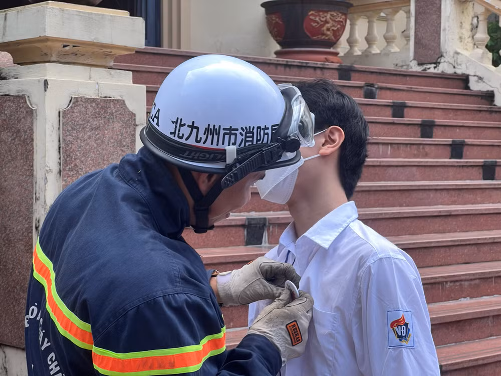 Trao huy hiệu Anh hùng chữa cháy cho học sinh có trải nghiệm xuất sắc.