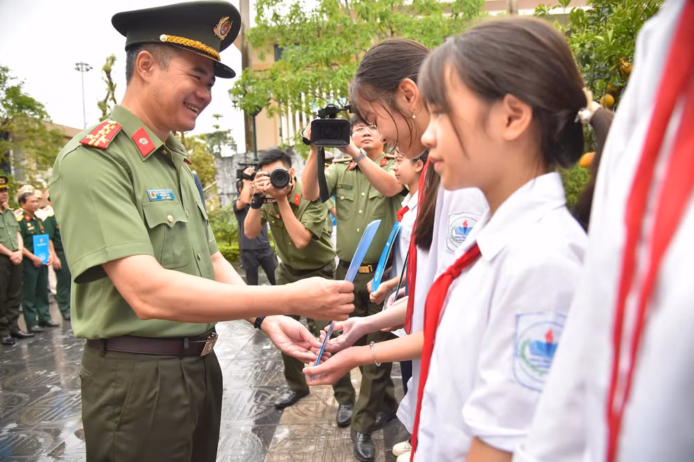 Trao học bổng tặng học sinh trên địa bàn.