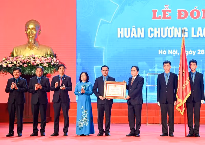 Chủ tịch Quốc hội Trần Thanh Mẫn trao Huân chương Lao động hạng Nhất cho Tổng Liên đoàn Lao động Việt Nam. (Ảnh: Duy Linh)