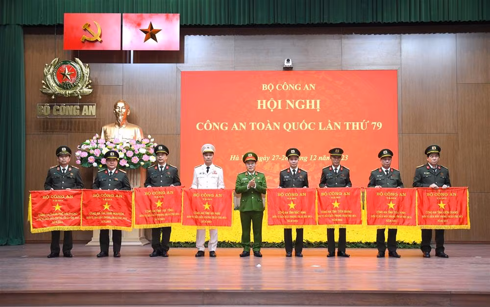 Trao Cờ thi đua của Bộ Công an tặng Công an các đơn vị, địa phương.