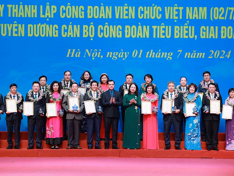 Phó Chủ tịch nước Võ Thị Ánh Xuân và Chủ tịch Tổng Liên đoàn Lao động Việt Nam Nguyễn Đình Khang biểu dương 100 cán bộ công đoàn tiêu biểu giai đoạn 2018-2023.