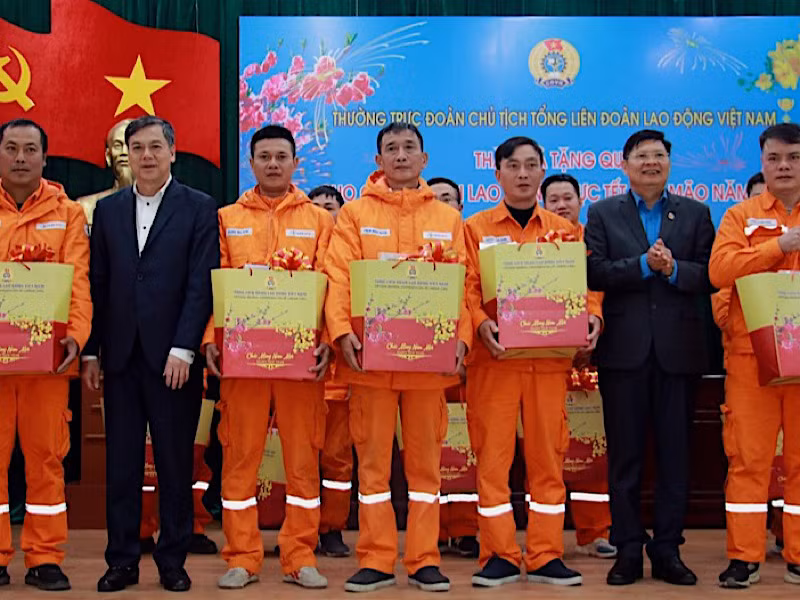Phó Chủ tịch Tổng Liên đoàn Lao động Phan Văn Anh (thứ 2 từ phải sang) trao quà Tết Nguyên đán 2023 tặng người lao động tại tỉnh Nam Định.
