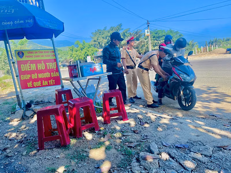 Tiếp xăng cho nhân dân khi gặp sự cố trên đường về quê.