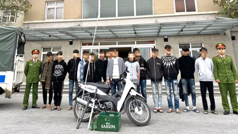 Tổ công tác 114 Y35 Công an huyện Đan Phượng bắt giữ nhóm thanh niên mang hung khí đi gây rối trật tự.