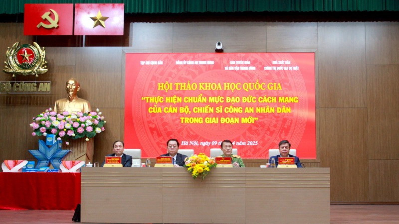Các đồng chí chủ trì hội thảo.