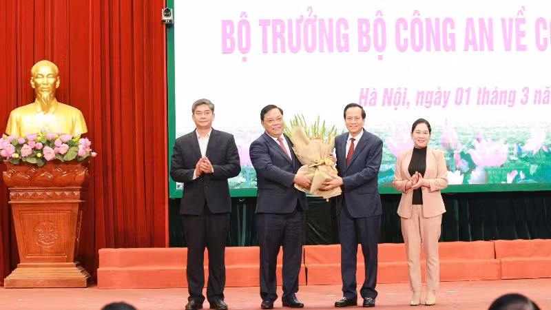 Đồng chí Đào Ngọc Dung tặng hoa chúc mừng đồng chí Nguyễn Hải Trung.