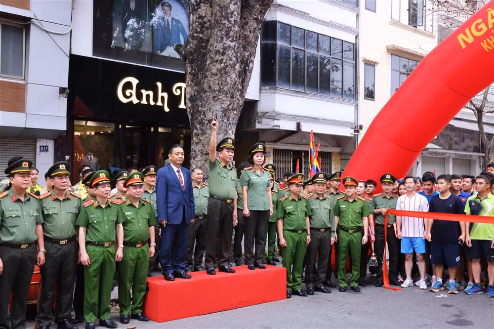 Thứ trưởng Trần Quốc Tỏ bắn súng hiệu lệnh xuất phát Ngày chạy Olympic.