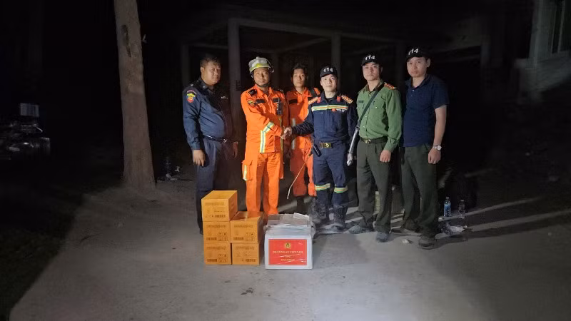 Trao tặng thuốc men, nhu yếu phẩm tại nơi đoàn thực hiện công tác cứu nạn, cứu hộ.