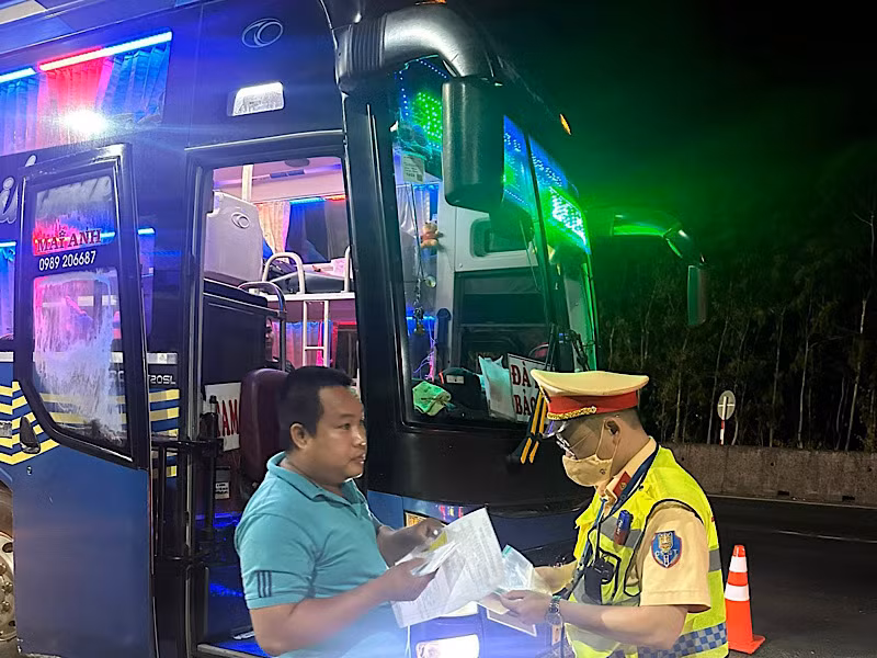 Tổng kiểm soát xe ô tô kinh doanh vận tải hành khách và xe ô tô vận tải hàng hóa bằng container.