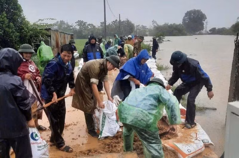 Cán bộ, đoàn viên Công đoàn huyện Thạch Thất phối hợp cùng các lực lượng ứng phó lũ lớn trên sông Tích và các tuyến sông chảy qua địa bàn huyện.