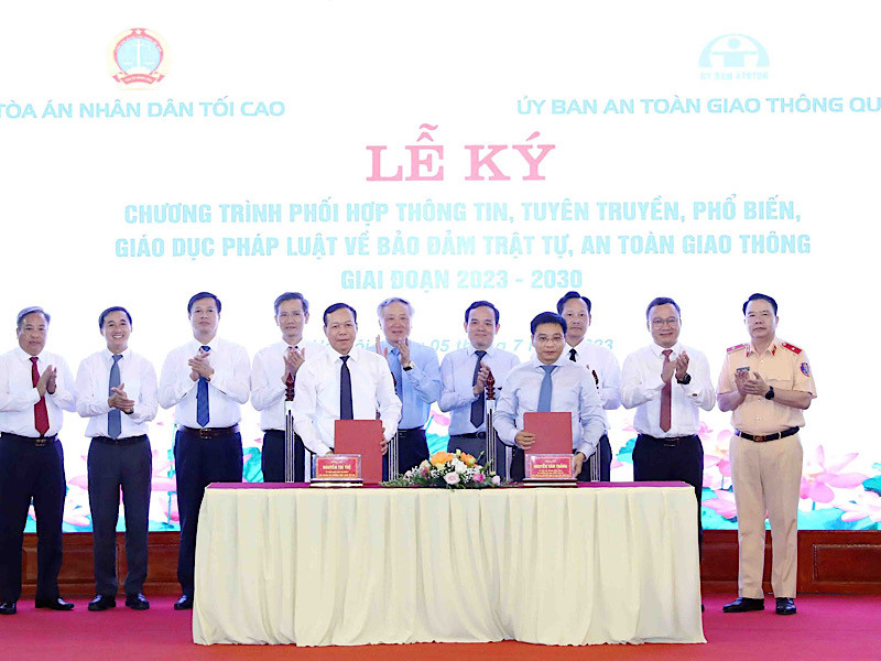 Ký kết chương trình phối hợp.
