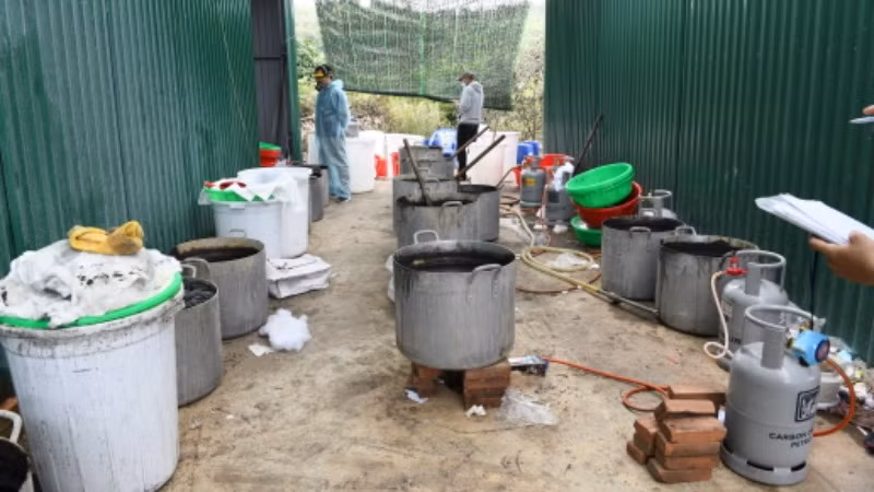 Dùng nhiệt để tạo ra ma túy tinh khiết. Dùng nhiệt để tạo ra ma túy tinh khiết.