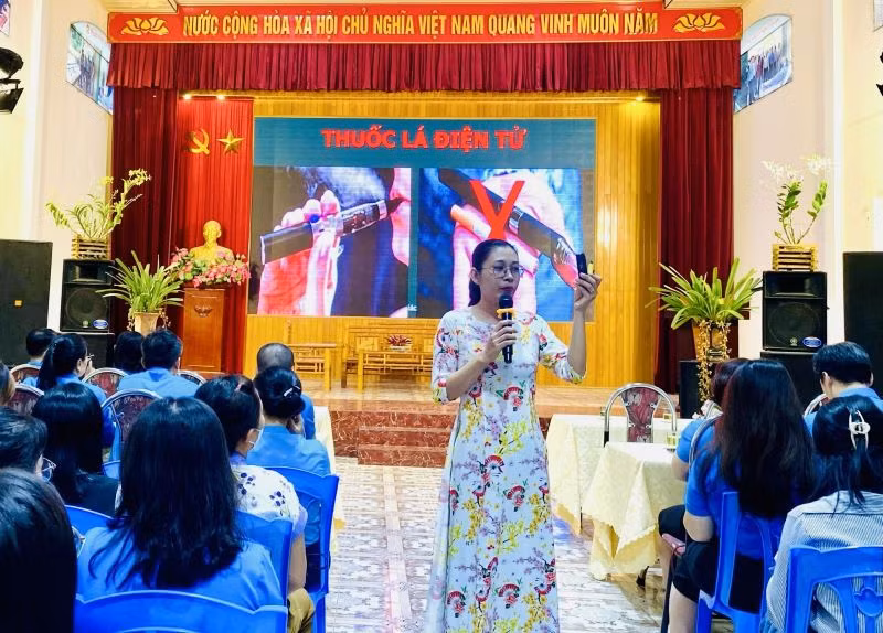 Tuyên truyền viên chia sẻ về tác hại của ma túy, nhất là các dạng ma túy mới hiện nay.