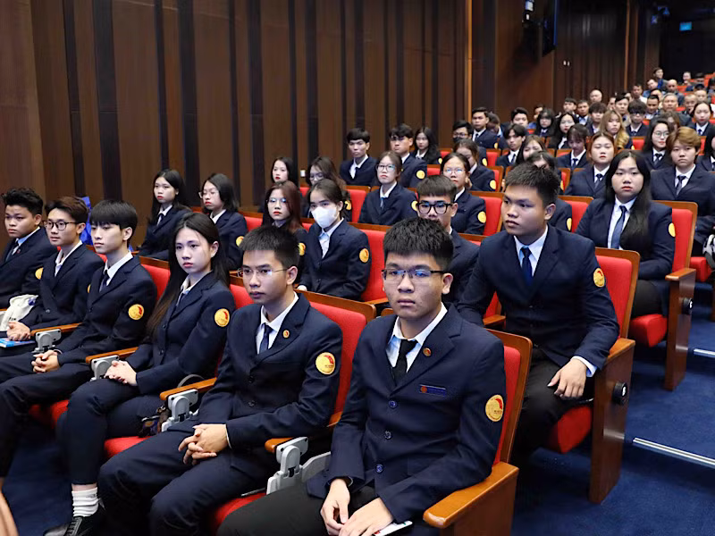 Đông đảo học sinh, sinh viên tham dự chương trình.