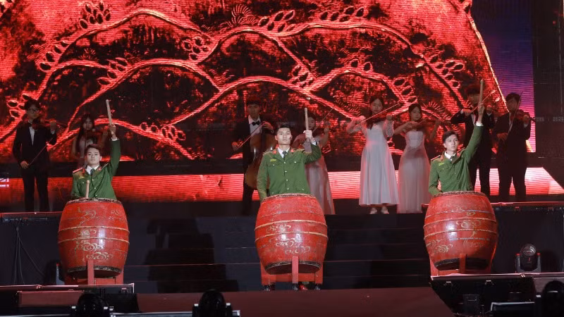 Màn trống hội khai mạc gala.