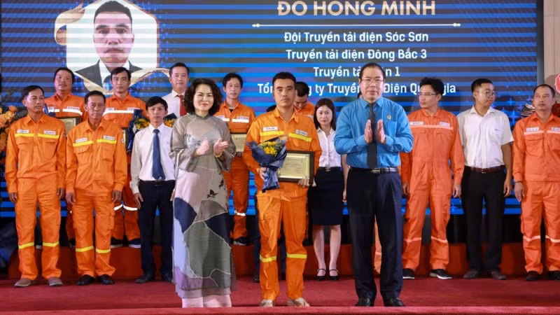 Lãnh đạo Công đoàn Điện lực Việt Nam trao khen thưởng các cá nhân tiêu biểu.