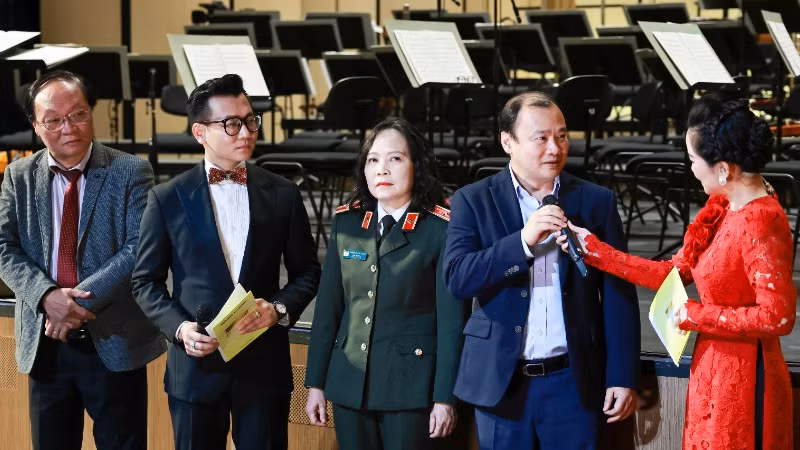 PGS.TS Lê Hải Bình, Tổng Biên tập tạp chí Cộng sản cùng các đại biểu tham gia giao lưu tại chương trình.