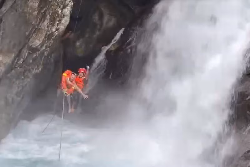 Cảnh sát phòng cháy, chữa cháy và cứu nạn, cứu hộ Công an thành phố Đà Nẵng cứu hộ người bị nạn. (Ảnh: Báo Công an thành phố Đà Nẵng)
