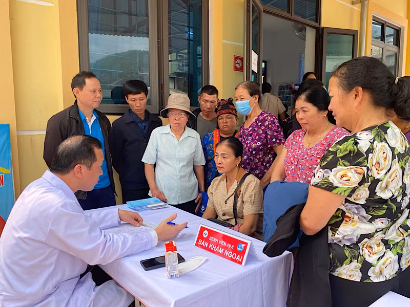 Các y, bác sĩ Bệnh viện 19/8 khám bệnh cho nhân dân huyện Mường Chà.