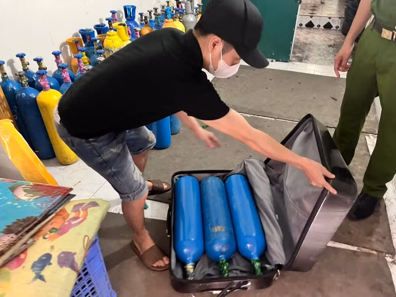 Thủ đoạn "ngụy trang" các bình chứa khí N2O đi tiêu thụ trái phép.