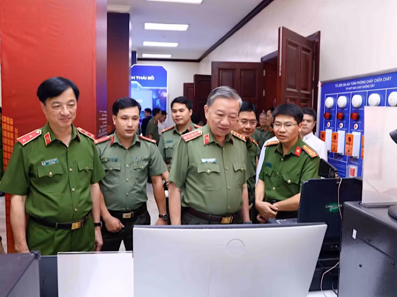 Bộ trưởng Công an Tô Lâm và các đại biểu tham quan các thiết bị, dịch vụ công tiêu biểu trong chuyển đổi số của ngành Công an. Bộ trưởng Công an Tô Lâm và các đại biểu tham quan các thiết bị, dịch vụ công tiêu biểu trong chuyển đổi số của ngành Công an.