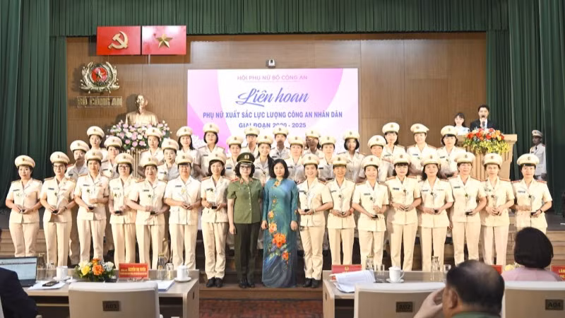Đồng chí Nguyễn Thị Tuyến và Thiếu tướng Ngô Hoài Thu trao biểu trưng tặng các tập thể và cá nhân đạt thành tích xuất sắc, giai đoạn 2020-2025.