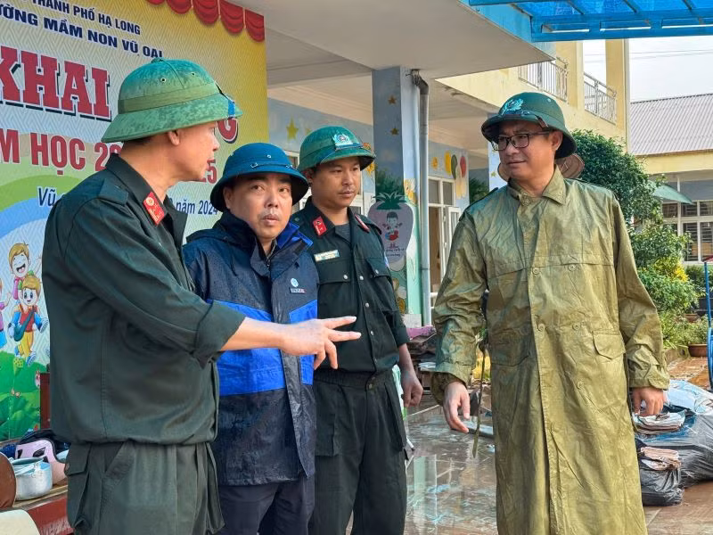 Lãnh đạo Trung đoàn nắm tình hình.