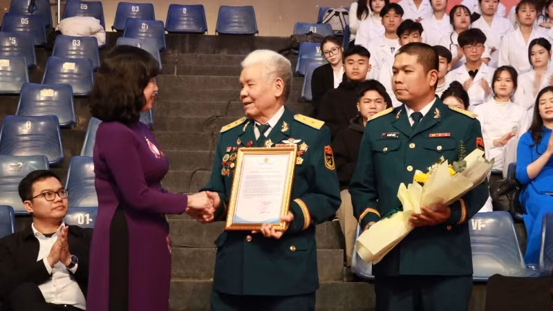 Bộ trưởng Y tế Đào Hồng Lan trao thư khen của Công đoàn Y tế Việt Nam tặng gia đình ông Lê Đình Duật.