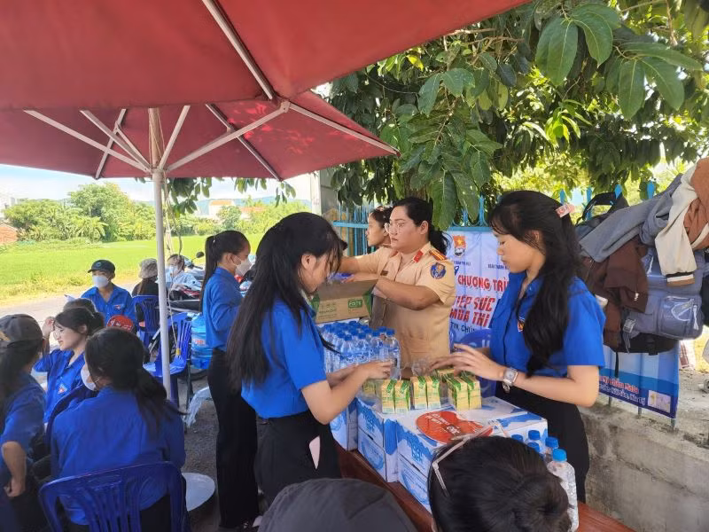 Đoàn Thanh niên, Hội Phụ nữ Phòng Cảnh sát giao thông Công an tỉnh Phú Yên tổ chức chương trình "Tiếp sức mùa thi" năm 2023.