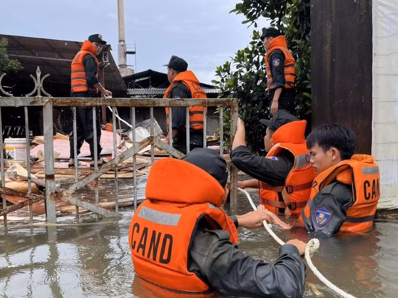 Di dời tài sản của nhân dân tại tỉnh Yên Bái lên điểm an toàn.