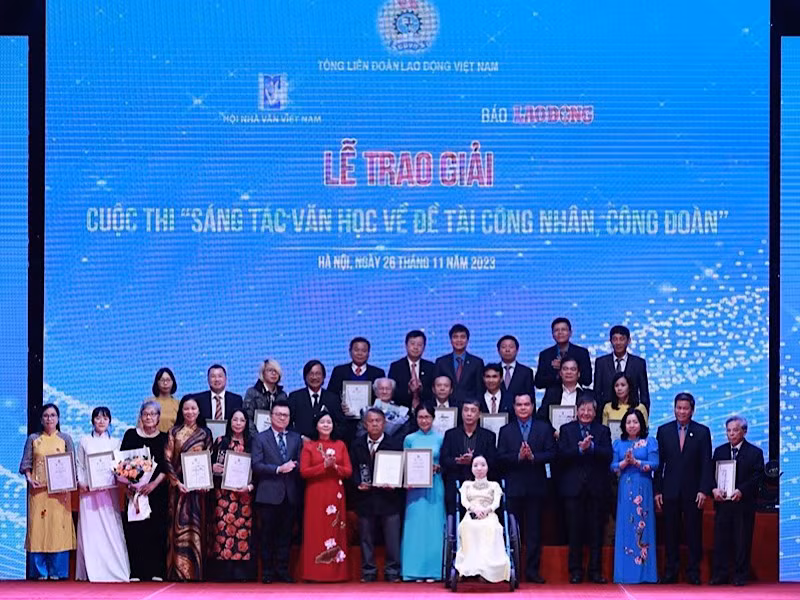 Lãnh đạo Đảng, Nhà nước chụp ảnh lưu niệm cùng các tác giả đoạt giải.