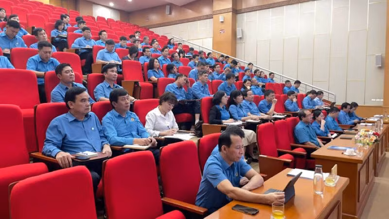 Các cán bộ công đoàn chủ chốt tham gia tập huấn.