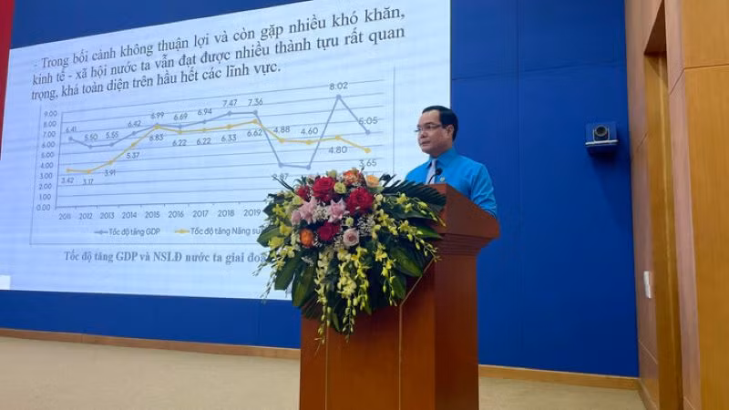 Chủ tịch Tổng Liên đoàn Lao động Việt Nam Nguyễn Đình Khang truyền đạt chuyên đề tại buổi tập huấn.