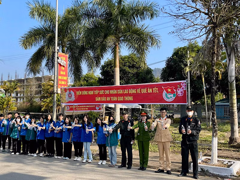Phòng Cảnh sát giao thông Công an Sơn La cùng thanh niên tình nguyện sẵn sàng hỗ trợ nhân dân về quê đón Tết.