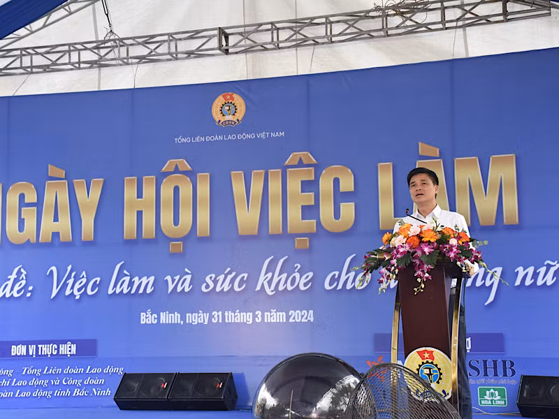Phó Chủ tịch Tổng Liên đoàn Lao động Việt Nam Ngọ Duy Hiểu phát biểu tại Ngày hội việc làm.