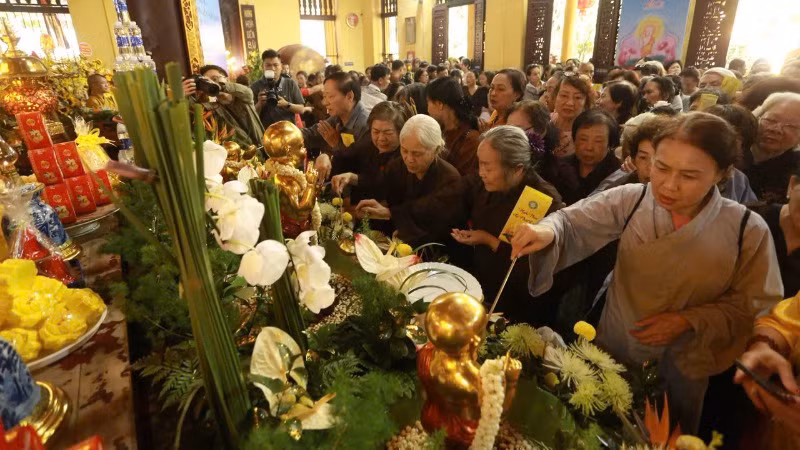 Đông đảo phật tử tham gia nghi thức tắm Phật.