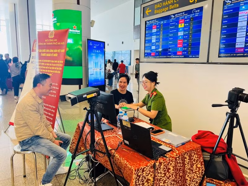 Cấp căn cước cho công dân Việt Nam trở về từ nước ngoài tại sân bay Nội Bài sáng 1/7.