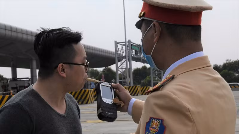 Lực lượng vũ trang, công chức, viên chức vi phạm nồng độ cồn lực lượng chức năng sẽ xác minh, gửi thông báo về nơi công tác.