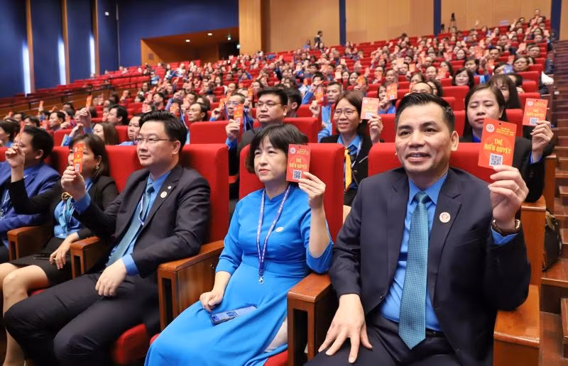 Các đại biểu tham dự biểu quyết nghị quyết đại hội.