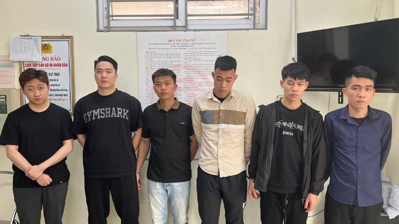 Các đối tượng tại cơ quan công an.