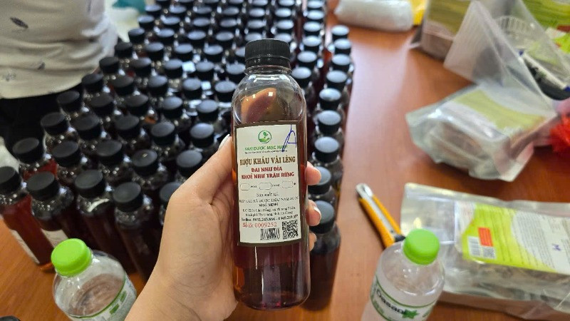 Chai rượu Kháu Vài Lèng được cơ quan chức năng thu giữ. Chai rượu Kháu Vài Lèng được cơ quan chức năng thu giữ.